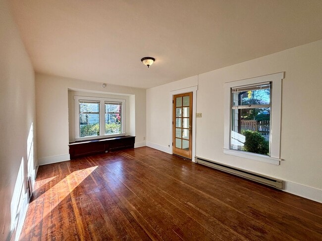 Building Photo - Charming Bungalow 1 bd/1ba Private Fully F...