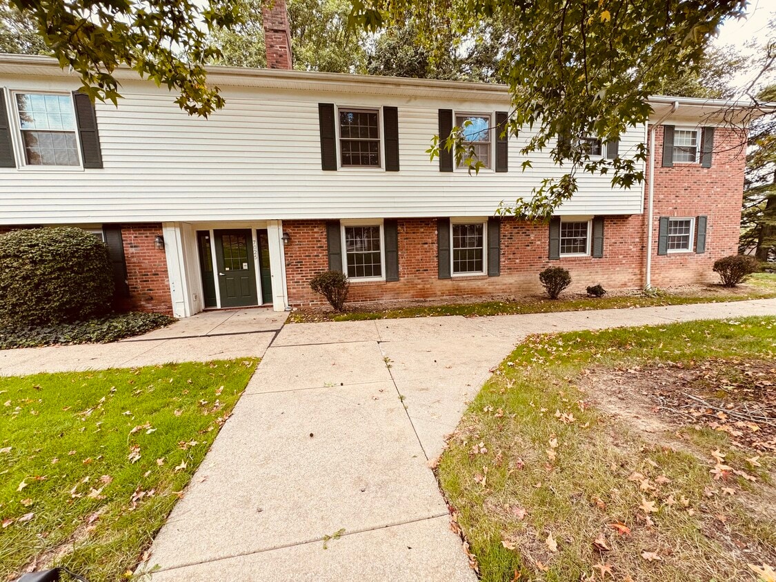 Foto principal - 7025 Carriage Hill Dr