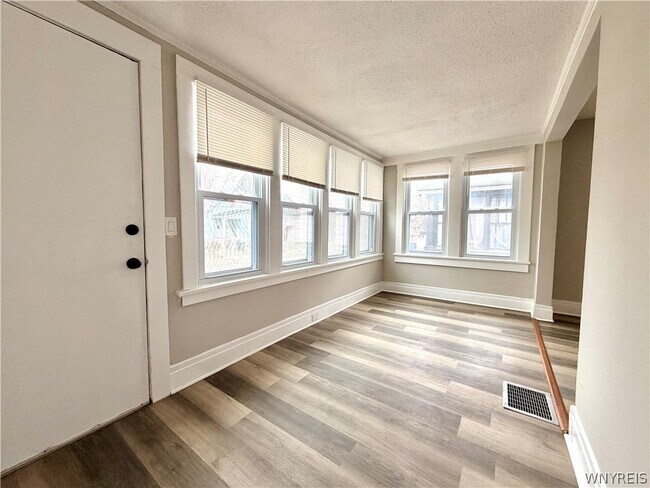 Foto del edificio - 35 Dorris Ave