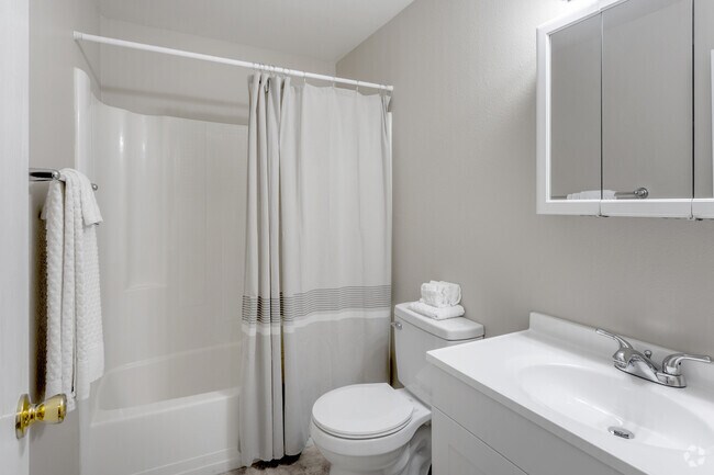 Elm 1BR, 1BA - 672SF - Baño - Timbers Apartments