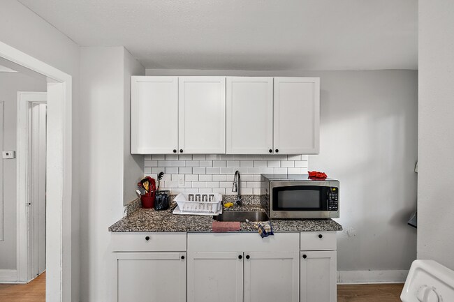Foto del edificio - 15716 Cherrylawn St