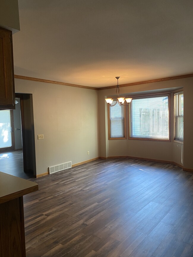 Dining Area - 1403 N Hinman Ave