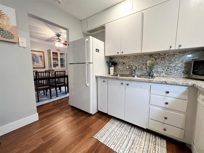 Building Photo - 6239 Bay Club Dr