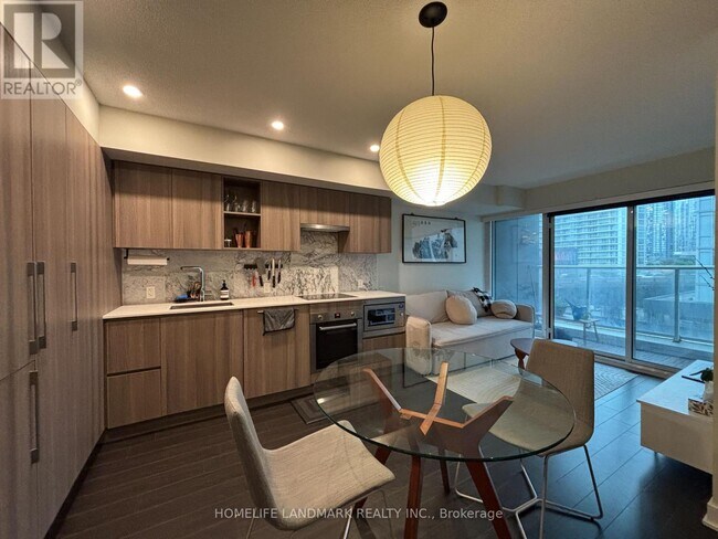 Photo du bâtiment - 19 Bathurst St