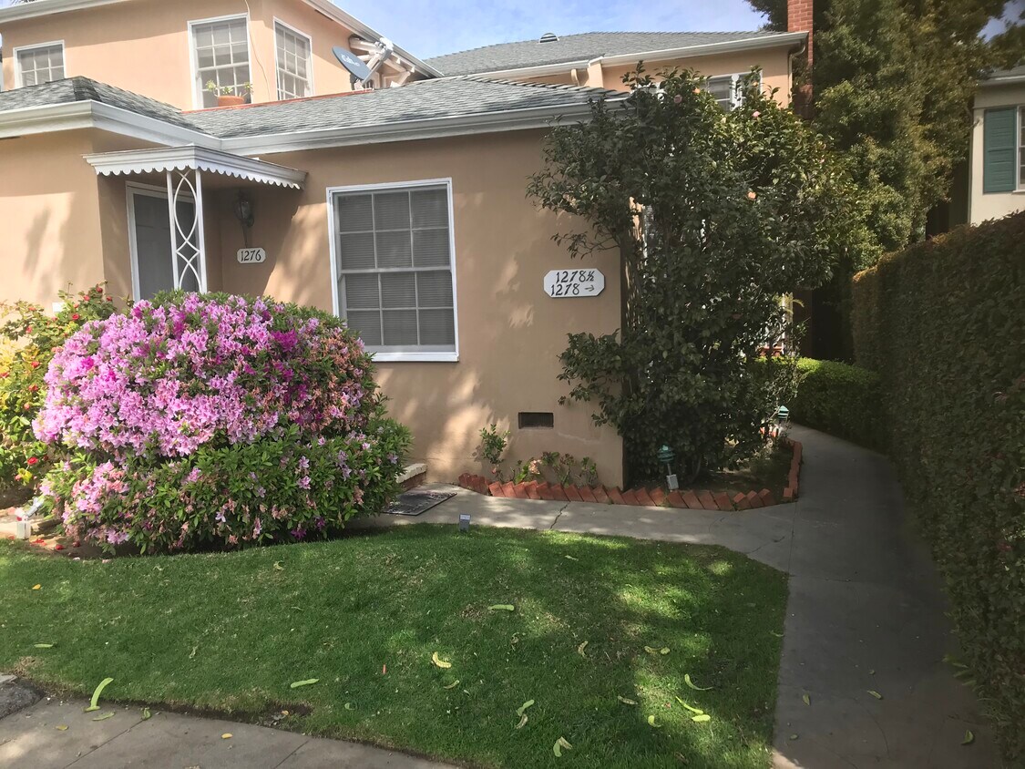 Front Entrance - 1278 1/2 Devon Ave