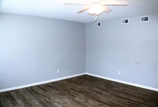 Foto del edificio - $1,750 | 3 Bedroom, 1 Bathroom Ground Floor Duplex | No Pets | Available for August 1st, 2026 Mov...