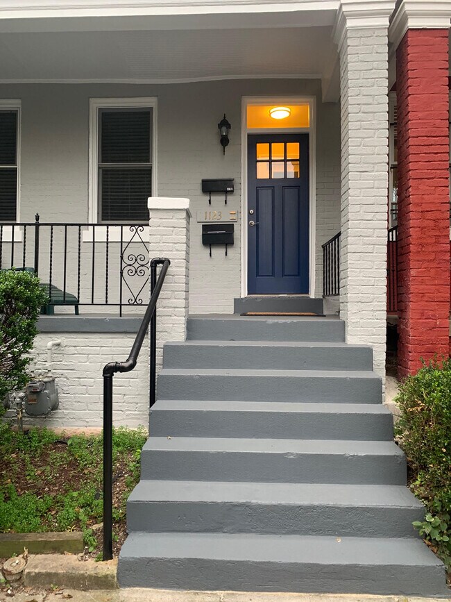 Building Photo - 1123 D St NE