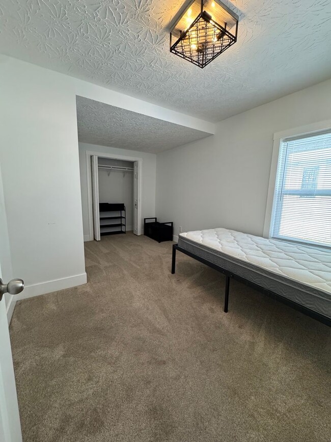 Building Photo - Beautiful, Fully Remodeled Two Bedroom Home