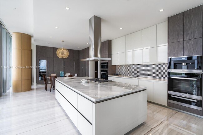 Foto del edificio - 2675 S Bayshore Dr