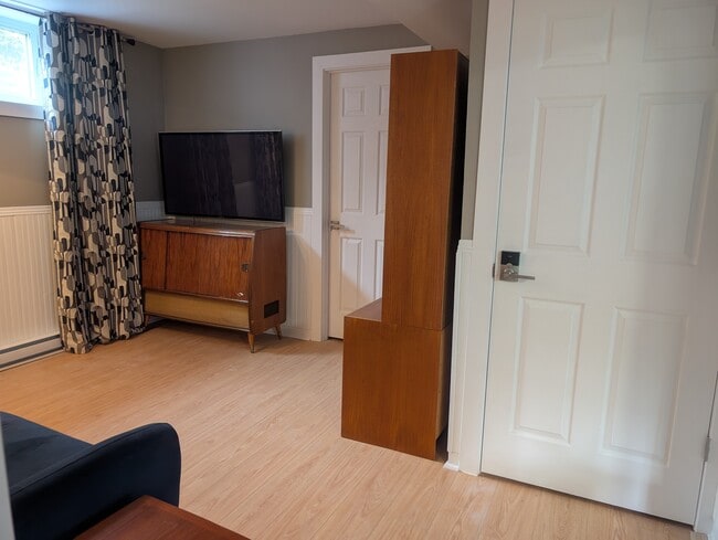 English follow 31/2 chaleureux situé dans un bungalow dans un quartier prisé et tranquille tout en - 81 Rue Brady