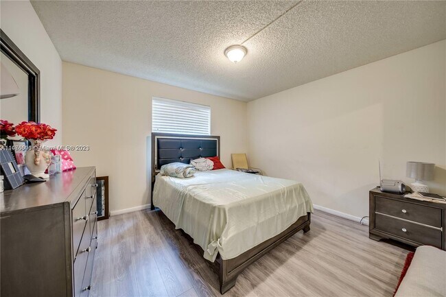 Building Photo - 1140 N University Dr