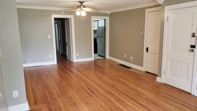 Building Photo - 4043 Kenwood Ave