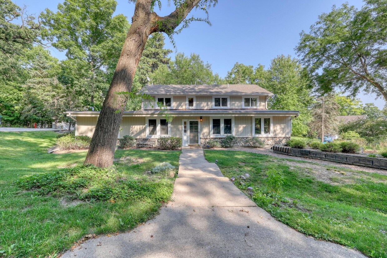 W296N2920 Franciscan Rd Unit 1LFNorth, Pewaukee, WI 53072 Room for