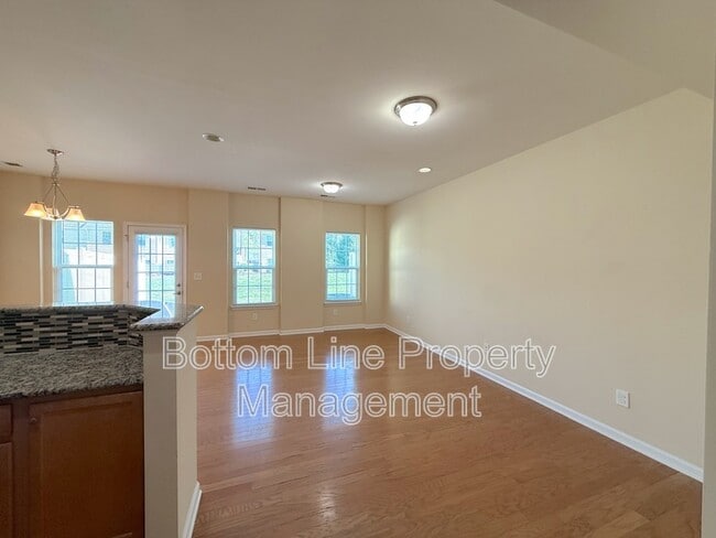 Building Photo - 2432 Silverthorn Dr