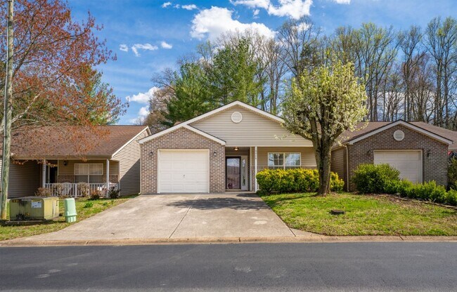 Foto del edificio - Amazing Townhome/Condo in West Knox, completely remodeled 3br/2ba 1560 sqft/ end unit in sought-a...