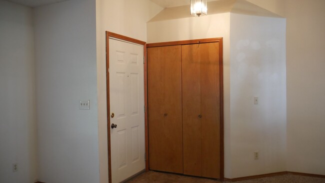 Building Photo - 4 Bed, 3 Bathroom House with Fenced in Bac...