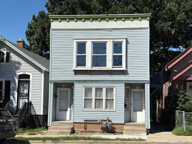 Building Photo - 916 W Greenfield Ave