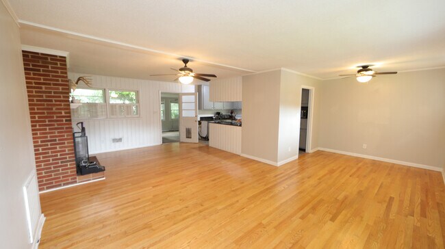 Building Photo - 3804 Vesta Dr