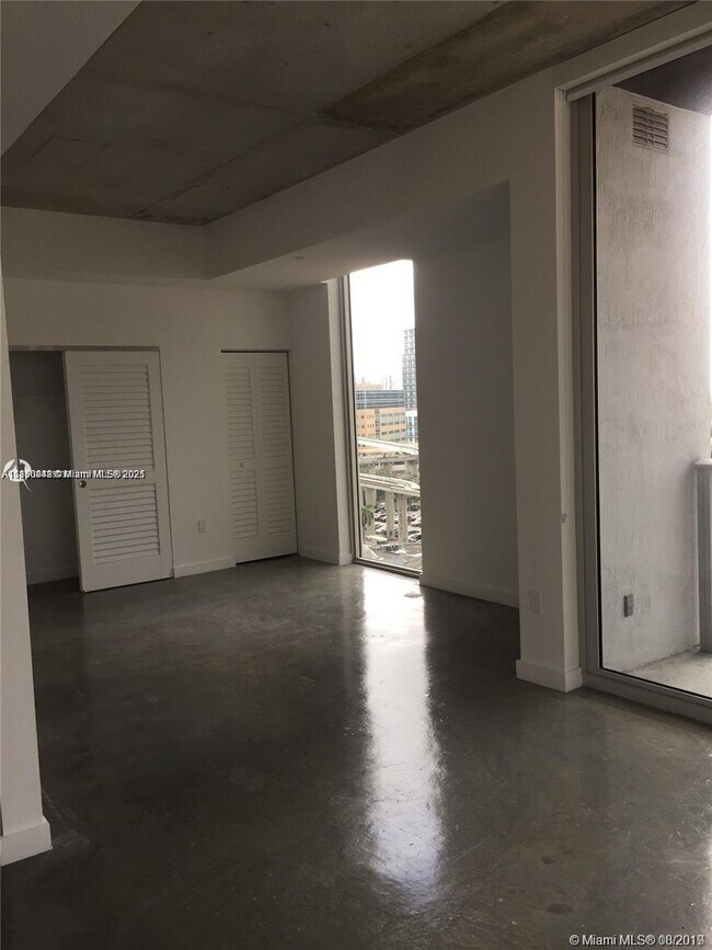 Foto del edificio - 151 SE 1st St