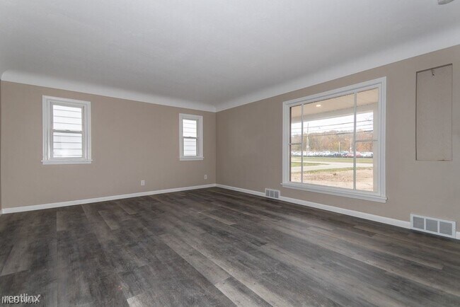 Building Photo - 3 br, 1.5 bath House - 2252 Rockefeller Road