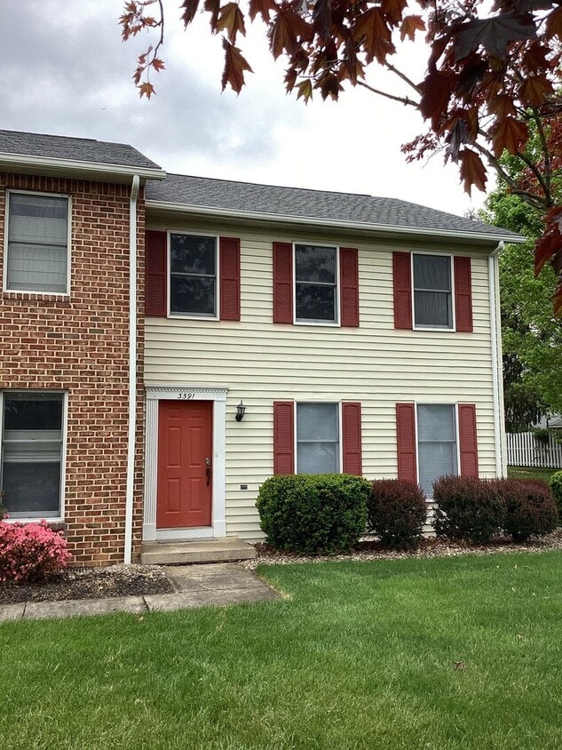 Primary Photo - Well-Maintained 3-Bedroom End Unit Townhom...