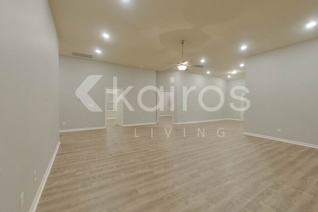 Building Photo - 10685 Bent Brook Dr