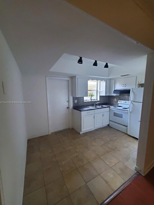 Foto del edificio - 345 NW 32nd St