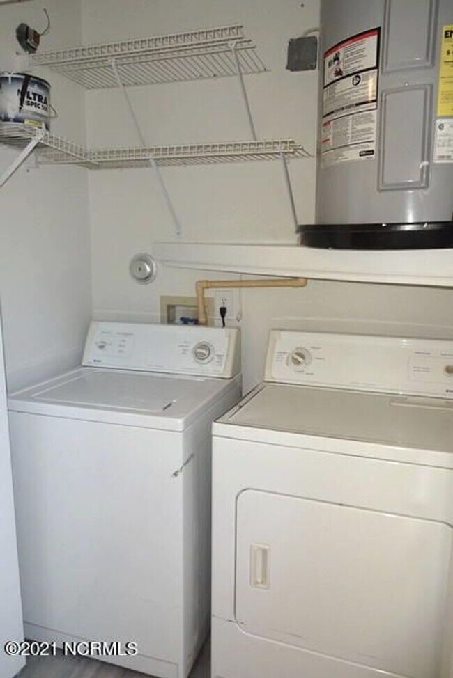 Building Photo - Silver Creek Village | 2 Bed, 2 Bath | Monkey Junction