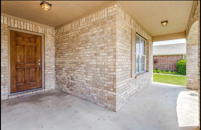 Building Photo - 513 Creekside Dr