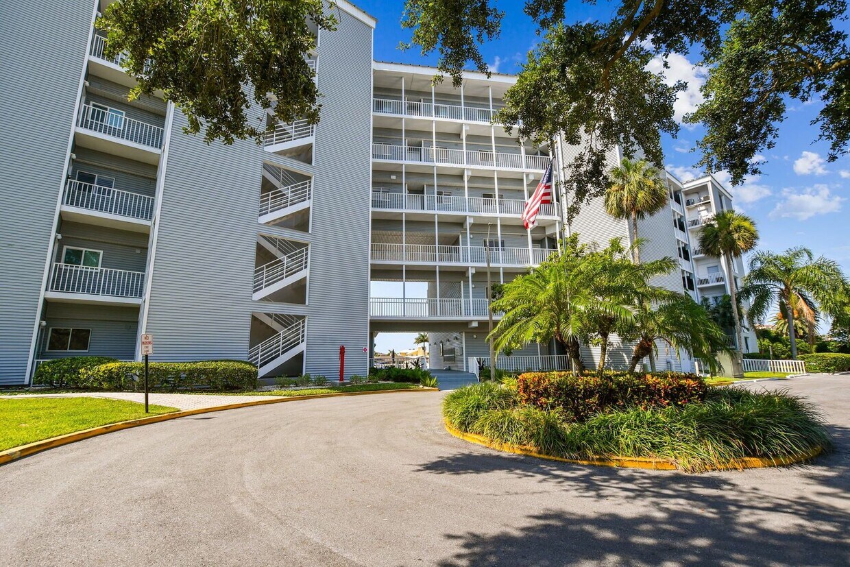 Primary Photo - Gorgeous Waterfront condo on Island Estate...
