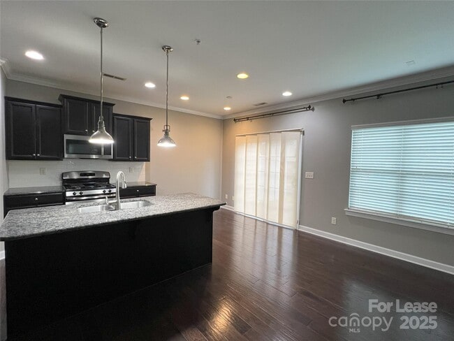 Building Photo - 15125 Jade St