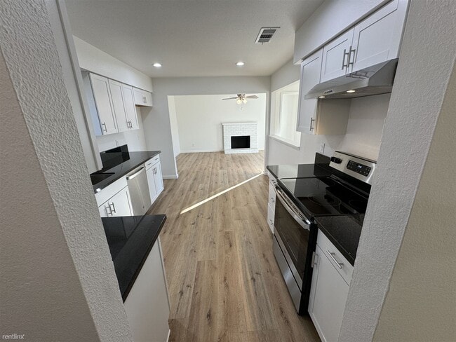 Building Photo - 3 br, 2 bath House - 4557 North Sequoia Drive