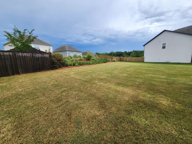 Building Photo - 5 Bedroom 3 Bath 2 Car Garage in Forsyth C...