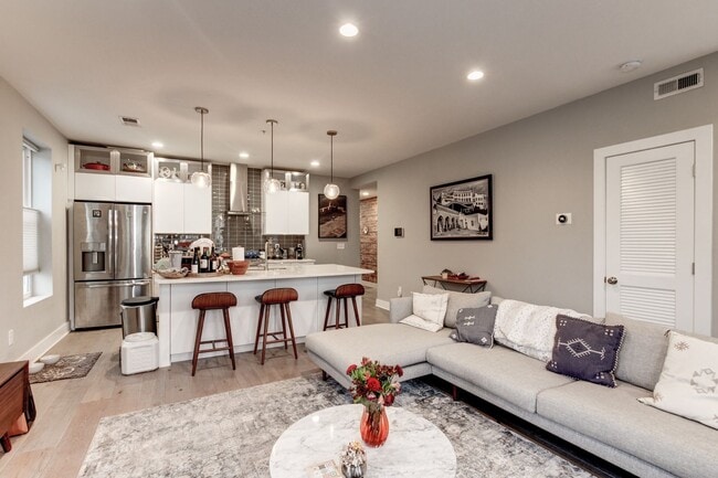 Building Photo - Stunning premium corner Townhome condo in ...