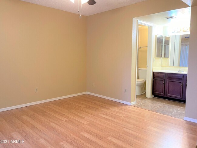 Building Photo - 850 S River Dr