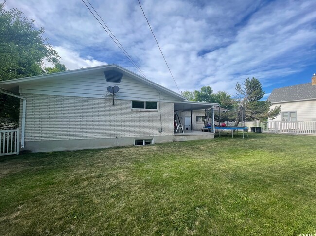 Building Photo - 466 W 200 N