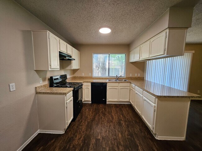 Foto del edificio - NOW AVAILABLE- Arlington: Three bedroom ne...