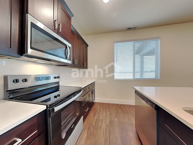 Building Photo - 3112 N Vigo Ave