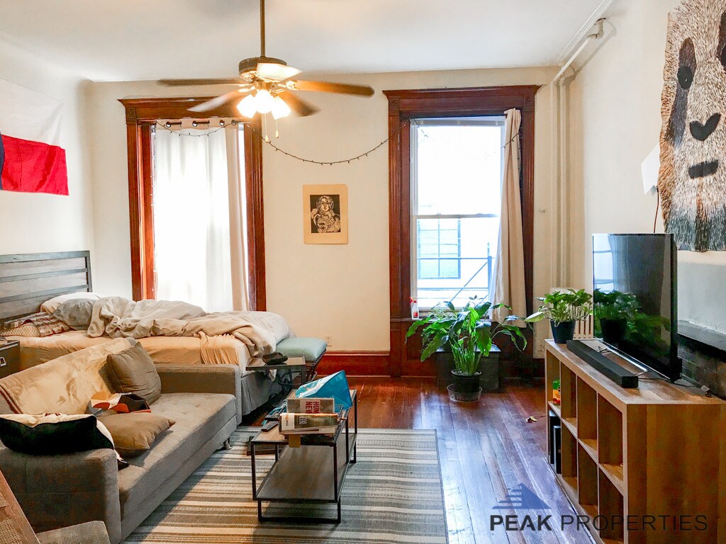 Primary Photo - 21 E Division St