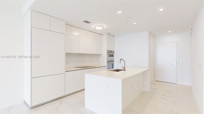 Foto del edificio - 700 NE 24th St