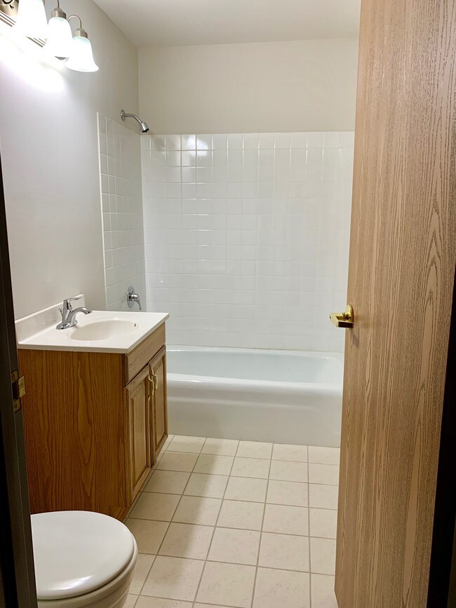 Bath w Tub - 4747 19th St