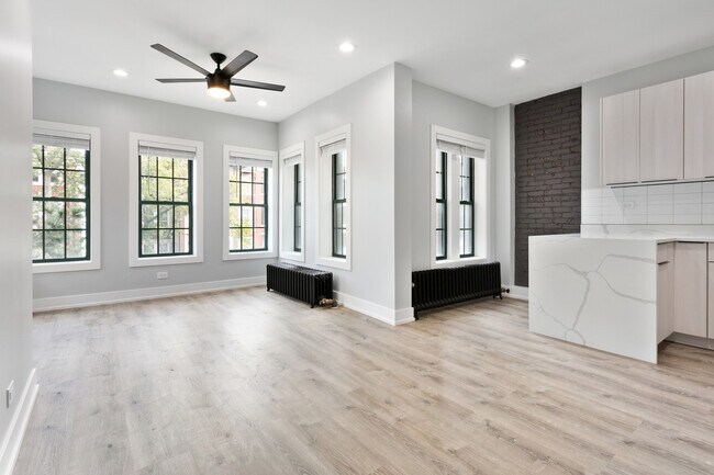 Foto del edificio - 7736 N Eastlake Terrace