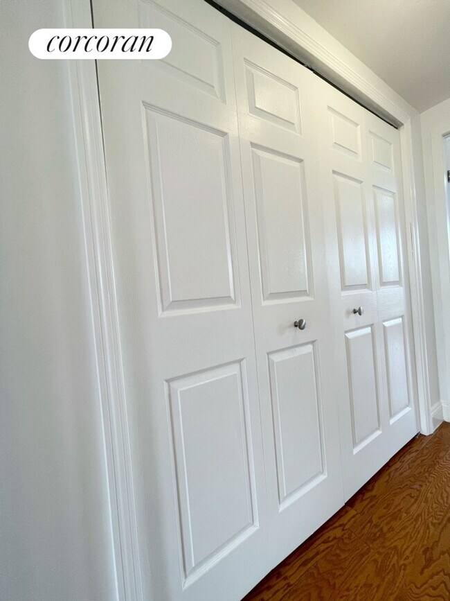 Building Photo - 8 Monroe St