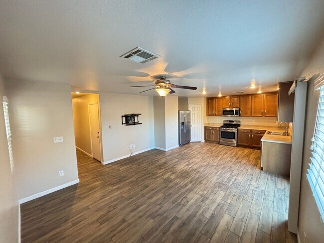 Building Photo - Gorgeous 3Bed/2.5Bath, 2-Story Home locate...