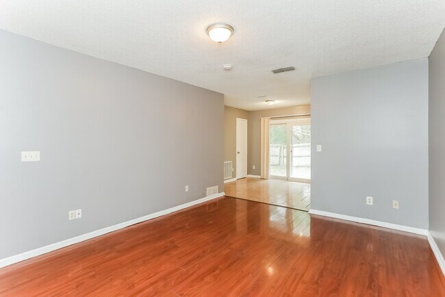 Foto del edificio - 5049 Yearling Ln