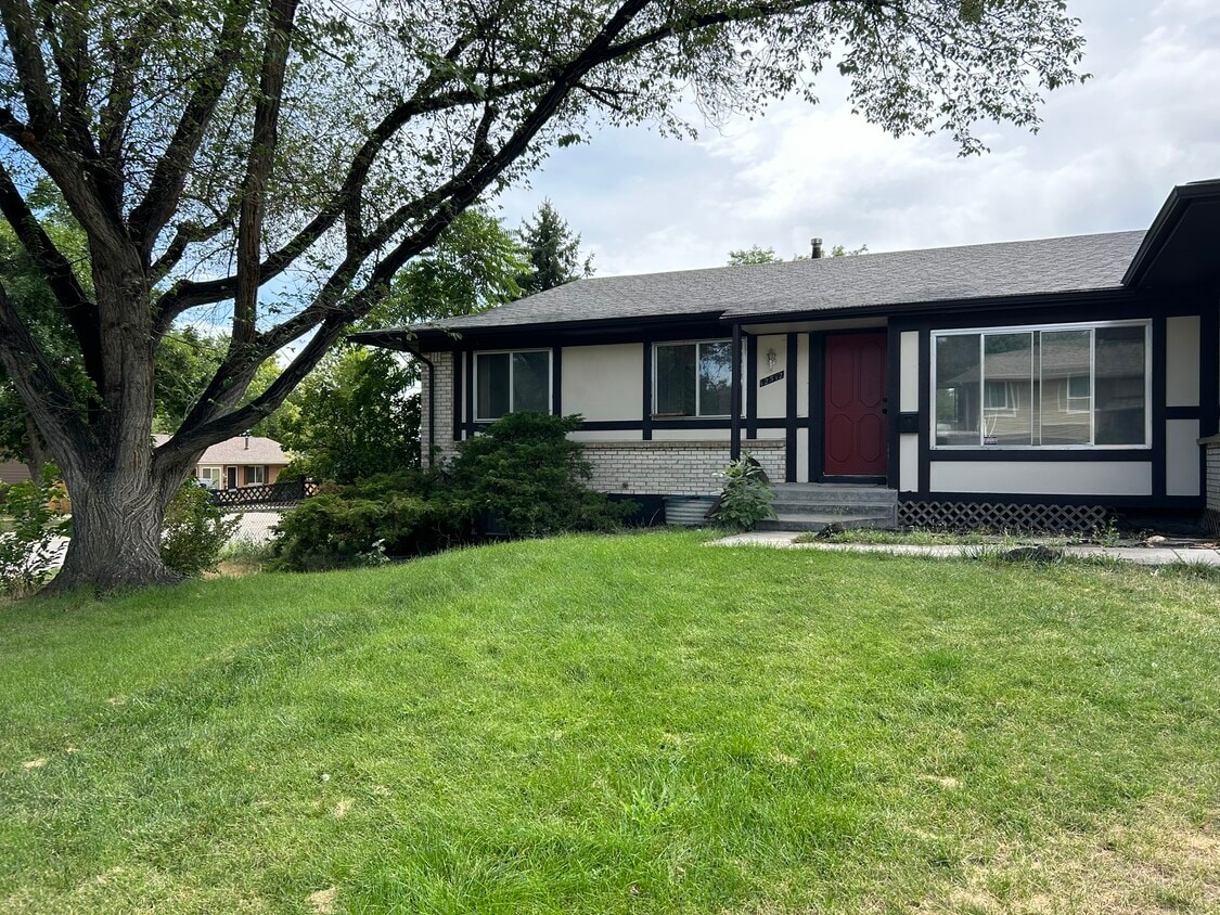 Curbside view - 12512 W Florida Dr