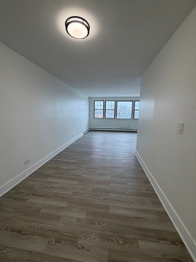 Building Photo - 7200 N Claremont Ave