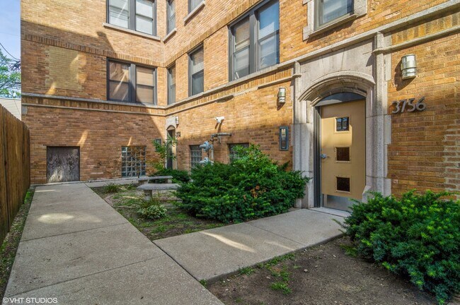 Foto del edificio - 3754 N Bernard St