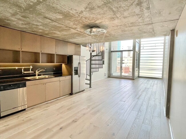 Building Photo - 2 Level Penthouse Loft! 1BR + Office/1.5BA...