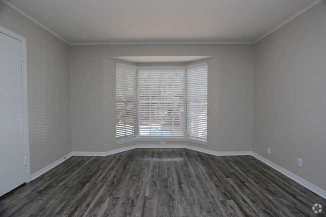 Bay Windows - Landmark at Alamo Heights